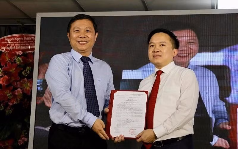 Ông Từ Lương nhận quyết định bổ nhiệm làm Giám đốc Trung tâm báo chí TP.HCM. Ảnh: Hoàng Giang