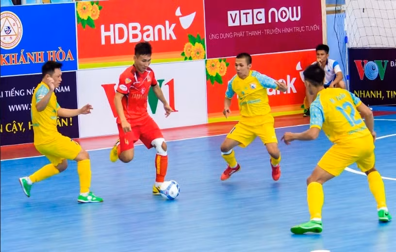 Kardiachain Sài Gòn (áo đỏ) đã để thua Sanvinest Sanatech Khánh Hòa khiến họ mất vị trí đầu bảng. Ảnh: VFF