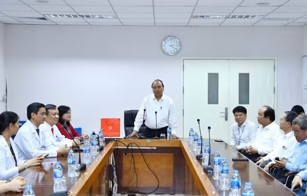 Thủ tướng Nguyễn Xuân Phúc tới thăm và nói chuyện với tập thể giáo sư, bác sĩ Bệnh viện Đa khoa Đồng Nai. Ảnh: TTXVN