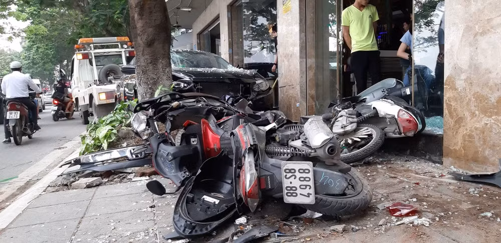 Nhiều xe máy hư hỏng nặng sau vụ tai nạn. Ảnh: TTXVN