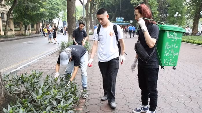 Các tình nguyện viên đã chia nhau thành các ngả để tham gia hoạt động nhặt rác và lan tỏa những thông điệp bảo vệ môi trường. Ảnh: moitruongdothi