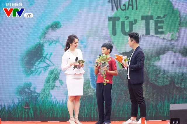 MC của chương trình giao lưu với một tình nguyện viên nhỏ tuổi tham gia bảo vệ môi trường. Ảnh: vtv.vn