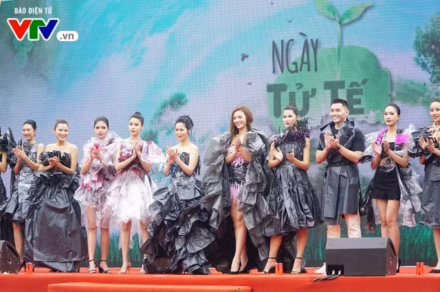 Show trình diễn thời trang tái chế của các hoa hậu, người mẫu. Ảnh: vtv.vn