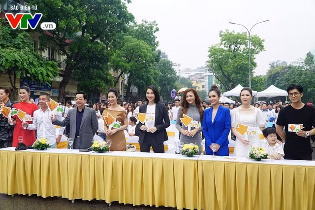 Các đại biểu là diễn viên nổi tiếng, người mẫu tham gia chương trình Ngày tử tế vì môi trường. Ảnh: vtv.vn
