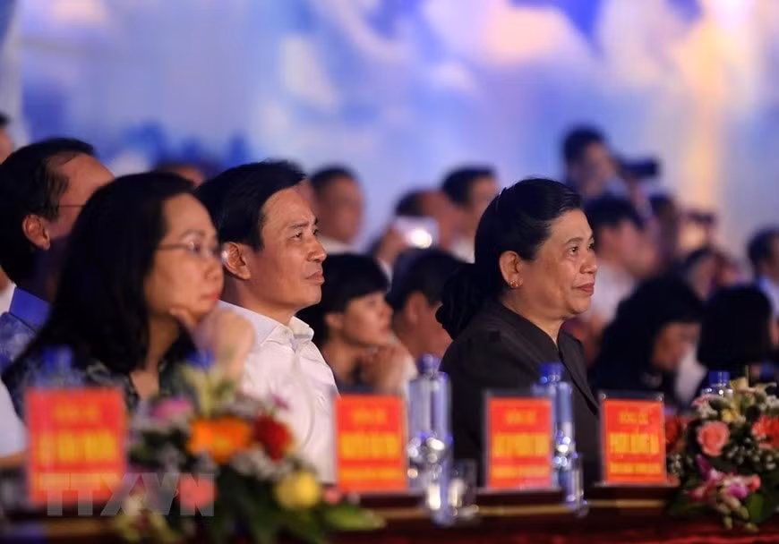 Ủy viên Bộ Chính trị, Phó Chủ tịch Thường trực Quốc hội Tòng Thị Phóng cùng các đại biểu tham dự chương trình. Ảnh: TTXVN