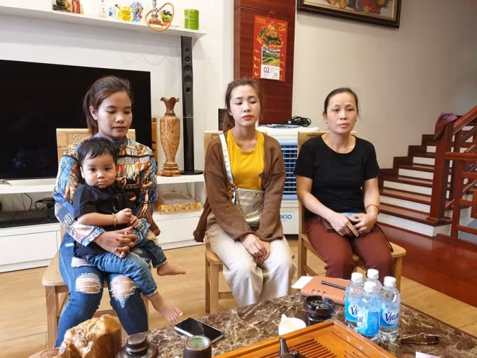 Bà Nguyễn Thị Liên và con dâu là chị Nguyễn Vũ Thanh Hương (khu 2 Thị Cầu, TP. BN) rất bức xúc khi con trai là anh Vũ Việt Đức bị tạm giữ từ ngày 25/4 đến nay không hề có bất kỳ thông báo nào từ phía cơ quan công an cho gia đình.