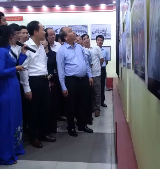 Thủ tướng Nguyễn Xuân Phúc tham quan một số hiện vật tại khu trưng bày triển lãm 