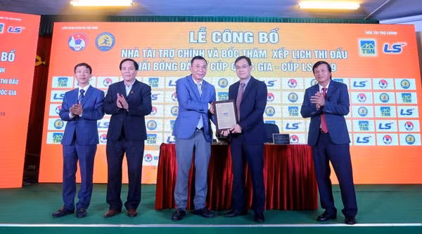 Đại diện VFF trao bảng danh vị cho nhà tài trợ. Ảnh: VFF