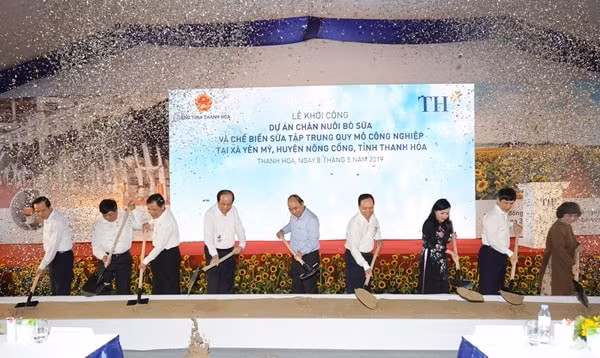 Thủ tướng Nguyễn Xuân Phúc và các đại biểu thực hiện nghi thức khởi công dự án chăn nuôi bò sữa và chế biến sữa tập trung quy mô công nghiệp. Ảnh: VOV