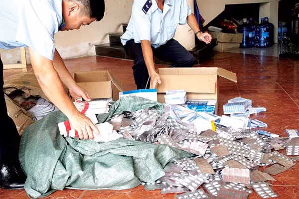 Lực lượng chức năng đang xác minh vụ việc nhập khẩu lượng lớn thuốc tân dược không rõ nguồn gốc. (Ảnh TL)