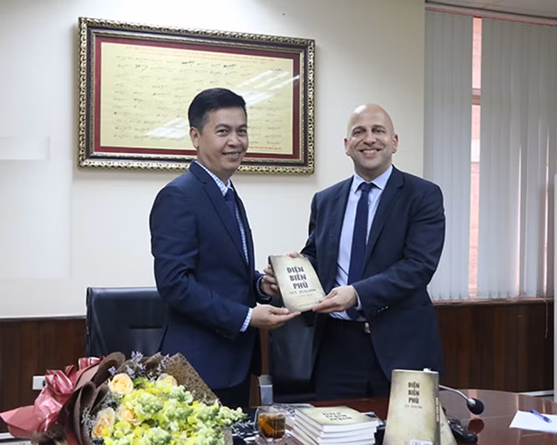Ông Đặng Thanh Tùng - Cục trưởng Cục Văn thư và Lưu trữ nhà nước tặng cuốn sách đã được dịch và xuất bản cho tác giả Ivan Cadeau. Ảnh: Nguồn Cục VTLTNN