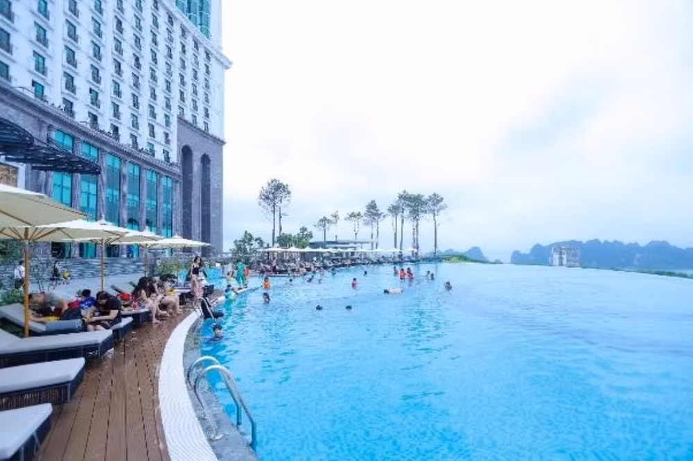Bể bơi vô vực giúp du khách vừa tắm mát vừa chiêm ngưỡng vẻ đẹp vịnh Hạ Long
