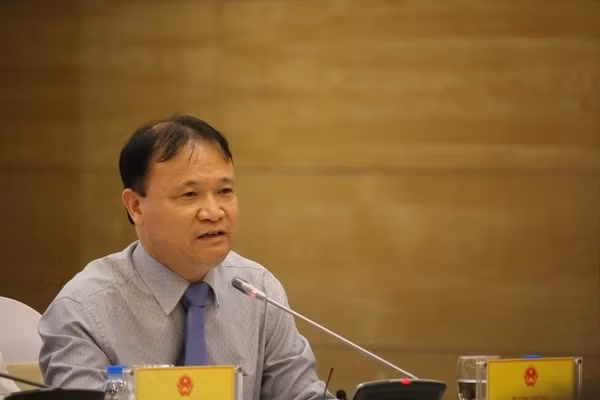 Thứ trưởng Bộ Công Thương ông Đỗ Thắng Hải trả lời câu hỏi của báo chí
