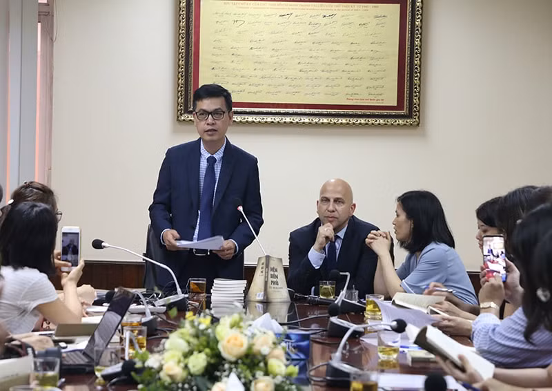 Ông Đặng Thanh Tùng - Cục trưởng Cục Văn thư và Lưu trữ nhà nước phát biểu tại buổi ra mắt cuốn sách. Ảnh: Nguồn Cục VTLTNN