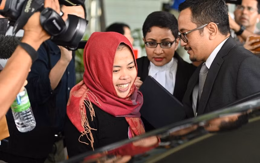 Siti Aishah rạng rỡ khi được phóng thích sau phiên tòa tại Malaysia ngày 11/3/2019. Ảnh: AFP.