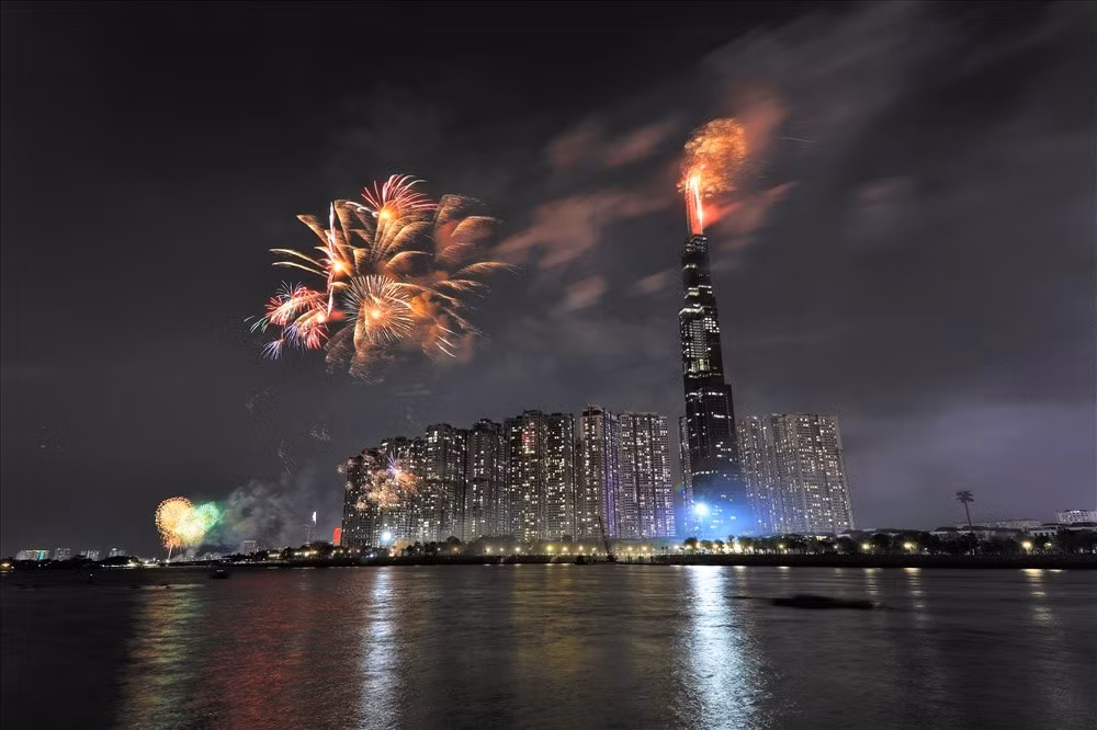 Mặt sông Sài Gòn lung linh với những bông pháo hoa rực rỡ sắc màu trong ngày kỷ niệm 44 năm Giải phóng miền Nam - thống nhất đất nước. Ảnh: Báo laodong
