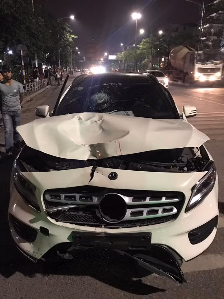 Chiếc Mercedes biến dạng nghiêm trọng sau cú tông mạnh (Ảnh TL)