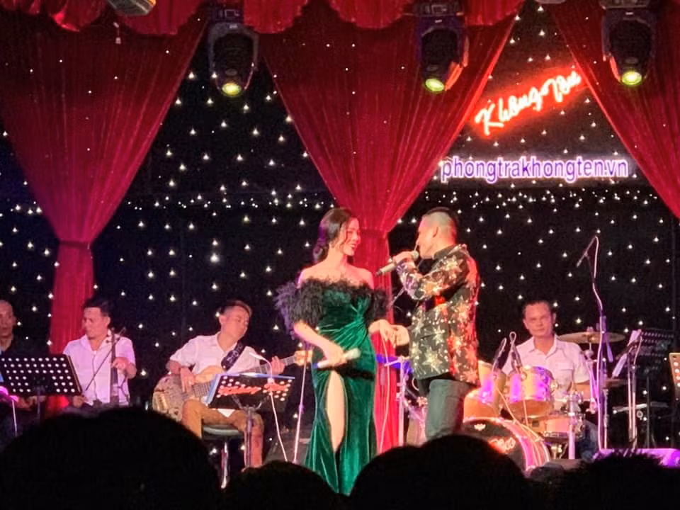 Một số khán giả đến thưởng thức dòng nhạc Bolero không khỏi bức xúc khi chủ quán đưa ra phí phụ thu khác so với thỏa thuận ban đầu.