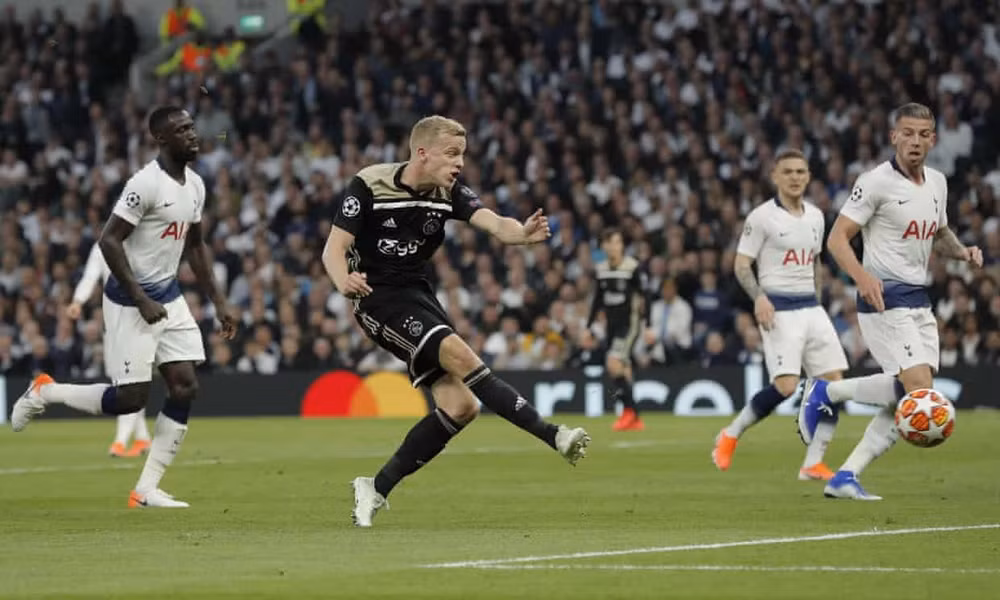 Van de Beek ghi dấu ấn đậm nét với bàn thắng mở tỉ số vào lưới Tottenham. Ảnh: Getty