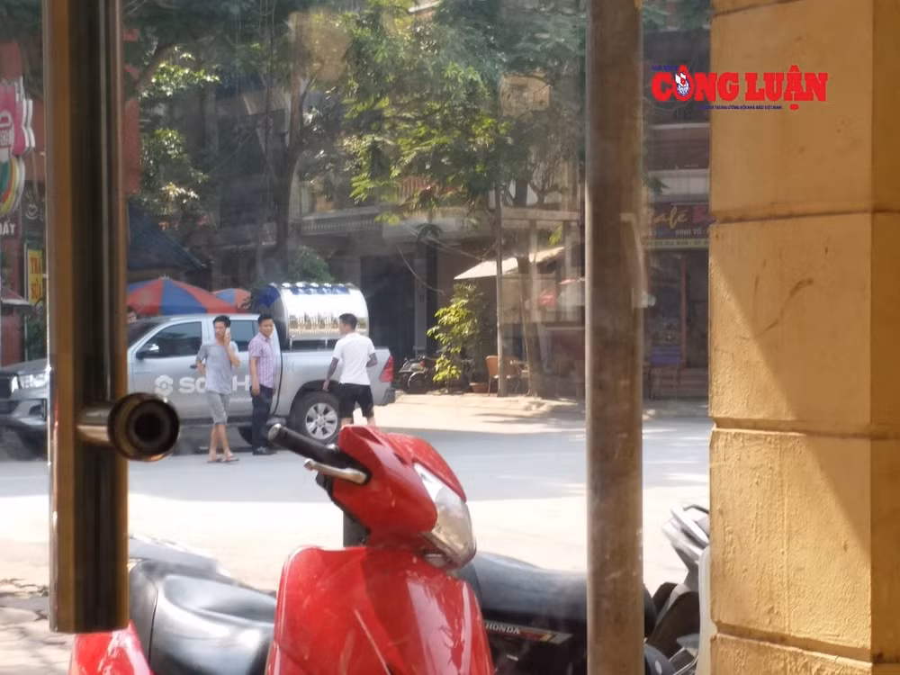 Nhóm đối tượng hung hăng có hành vi côn đồ ngay phía trước trụ sở công an quận Hoàng Mai