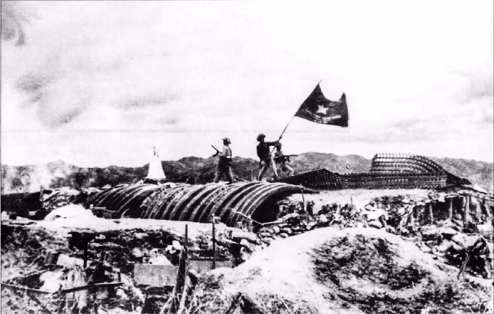 17h30 ngày 7/5/1954, Lá cờ “Quyết chiến - Quyết thắng” tung bay trên nóc hầm tướng De Castries. Ảnh: T.L