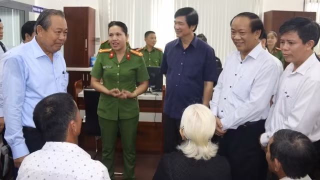 Phó Thủ tướng Thường trực Trương Hòa Bình kiểm tra công tác CCHC tại Trung tâm Hành chính công và Xúc tiến đầu tư tỉnh Quảng Nam. Ảnh: Quốc Việt