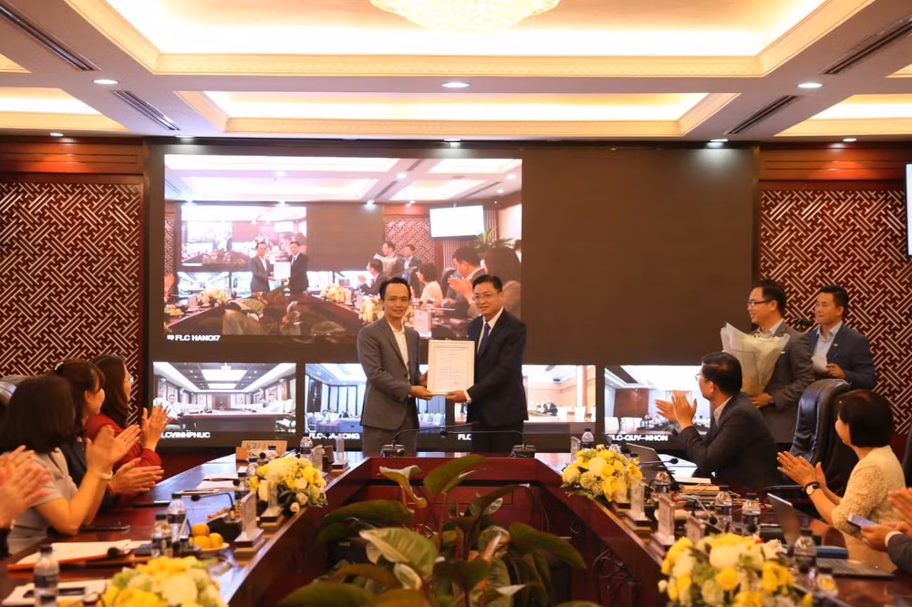 Ông Trịnh Văn Quyết – Chủ tịch HĐQT Tập đoàn FLC, Chủ tịch kiêm Tổng Giám đốc Hãng hàng không Bamboo Airways trao quyết định bổ nhiệm cho ông Trương Phương Thành