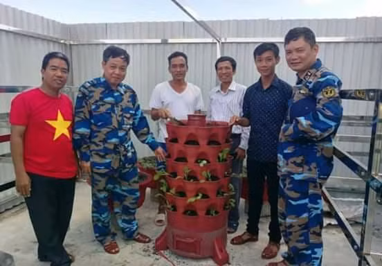 Ông Nguyễn Văn Cường (áo đỏ), trưởng đoàn Công tác Trường Sa năm 2018, thực hiện dự án Thử nghiệm hệ sinh thái hữu cơ tại Quần đảo Trường Sa.