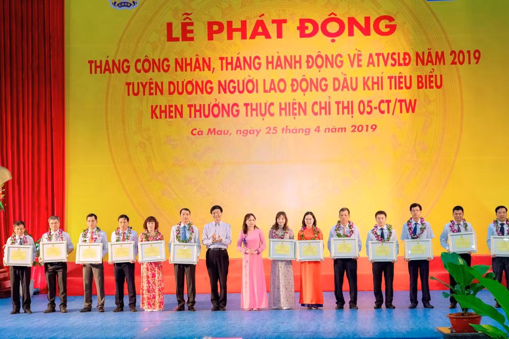 Lễ tuyên dương người lao động Dầu khí tiêu biểu và khen thưởng thực hiện Chỉ thị 05-CT/TW của Bộ Chính trị về “Tiếp tục đẩy mạnh học tập và làm theo tư tưởng, đạo đức, phong cách Hồ Chí Minh”