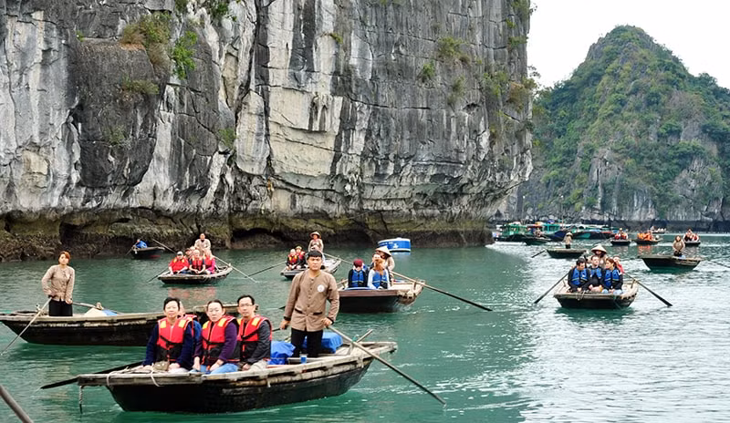 Du khách đến tham quan Vịnh Hạ Long. Ảnh: Báo Quảng Ninh.