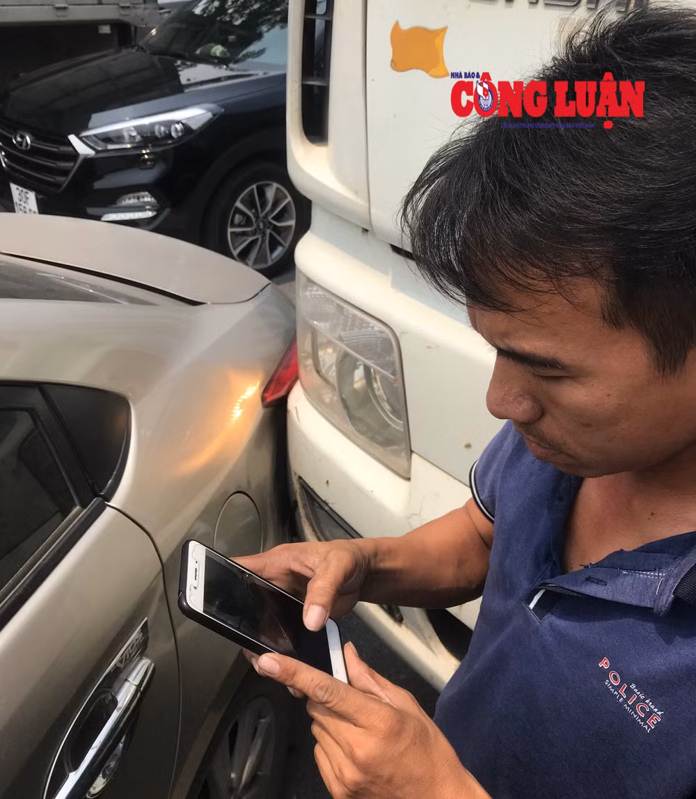 Cú tông mạnh khiến xe ô tô của anh Tuấn bị vỡ đèn sau và móp phần đuôi