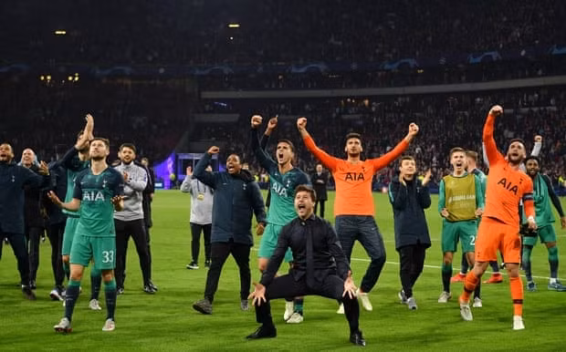 BHL và các cầu thủ Tottenham ăn mừng chiến thắng một cách rất cuồng nhiệt. Ảnh: Getty