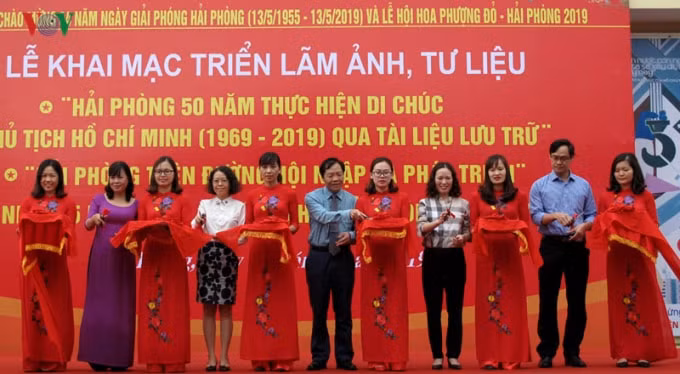 Cắt băng khai mạc triển lãm. Ảnh: vov.vn