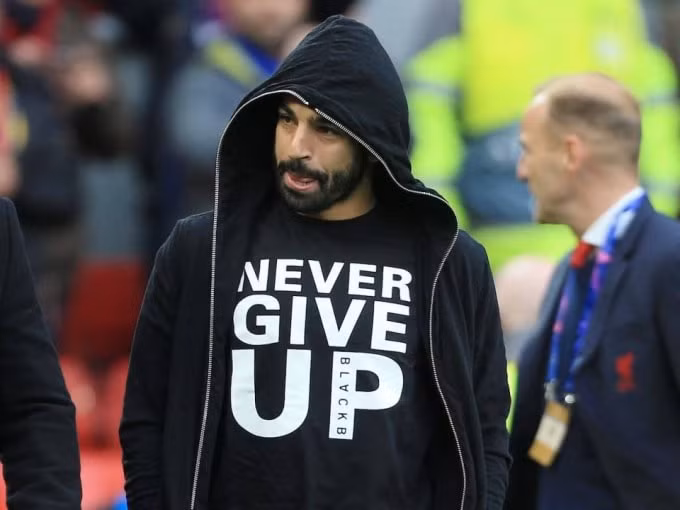 Thông điệp “Không bao giờ bỏ cuộc” trên áo của Mohamed Salah. Ảnh: Getty