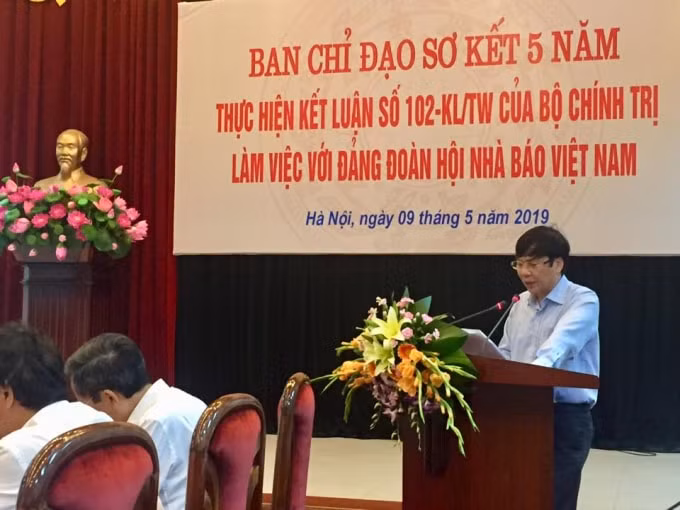 Đồng chí Hồ Quang Lợi, Phó Chủ tịch Thường trực Hội Nhà báo Việt Nam, Phó Bí thư Đảng đoàn đã trình bày báo cáo tại buổi làm việc