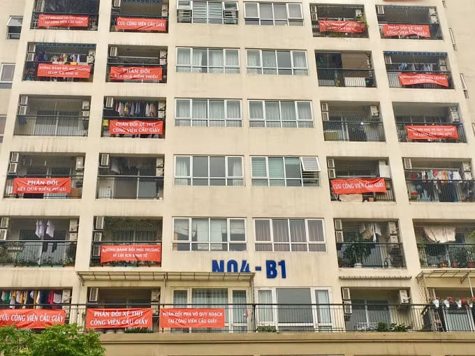 Rất nhiều hộ dân đã căng băng rôn về việc tổ chức lấy ý kiến dân đối với Dự án xây bãi đỗ xe ngầm trong công viên Cầu Giấy (Ảnh Quỳnh Chi)