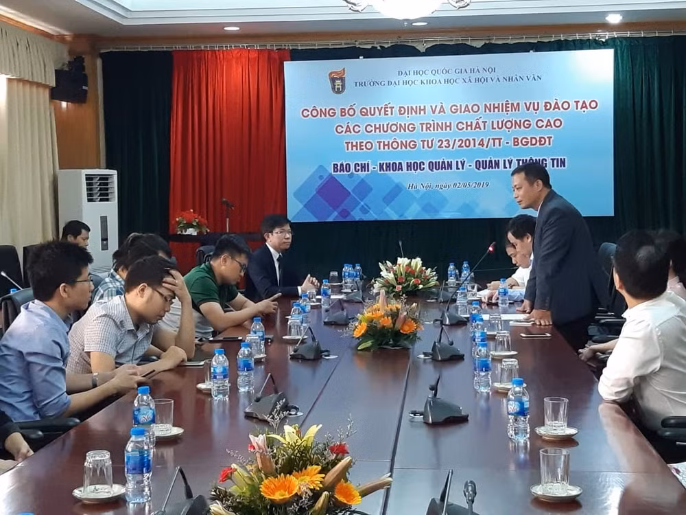 TS Nguyễn Sơn Minh - Phó Viện trưởng Viện Đào tạo báo chí và truyền thông phát biểu tại hội nghị. Ảnh: N.T