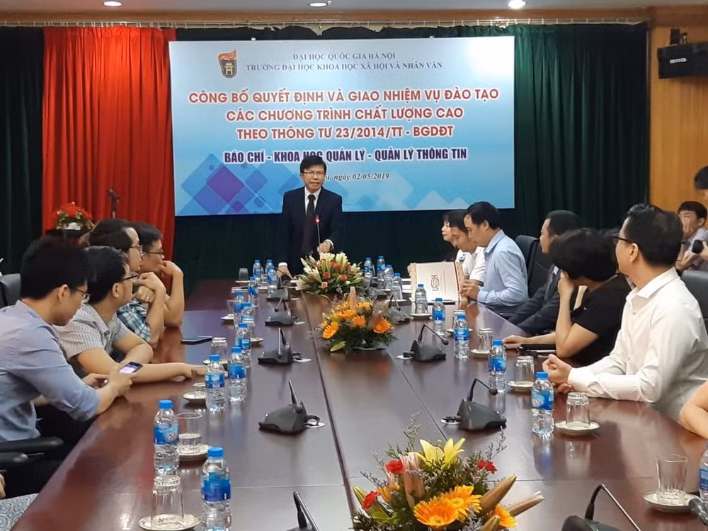 PGS.TS Hoàng Anh Tuấn - Phó Hiệu trưởng Trường đại học Khoa học Xã hội và Nhân văn giao nhiệm vụ cho các đơn vị có chương trình cử nhân chất lượng cao. Ảnh: N.T