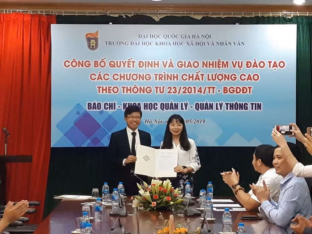PGS.TS Hoàng Anh Tuấn - Phó Hiệu trưởng Trường đại học Khoa học Xã hội và Nhân văn trao quyết định đào tạo chất lượng cao ngành báo chí cho PGS,TS Đặng Thị Thu Hương - Viện trưởng Viện Đào tạo báo chí và truyền thông.