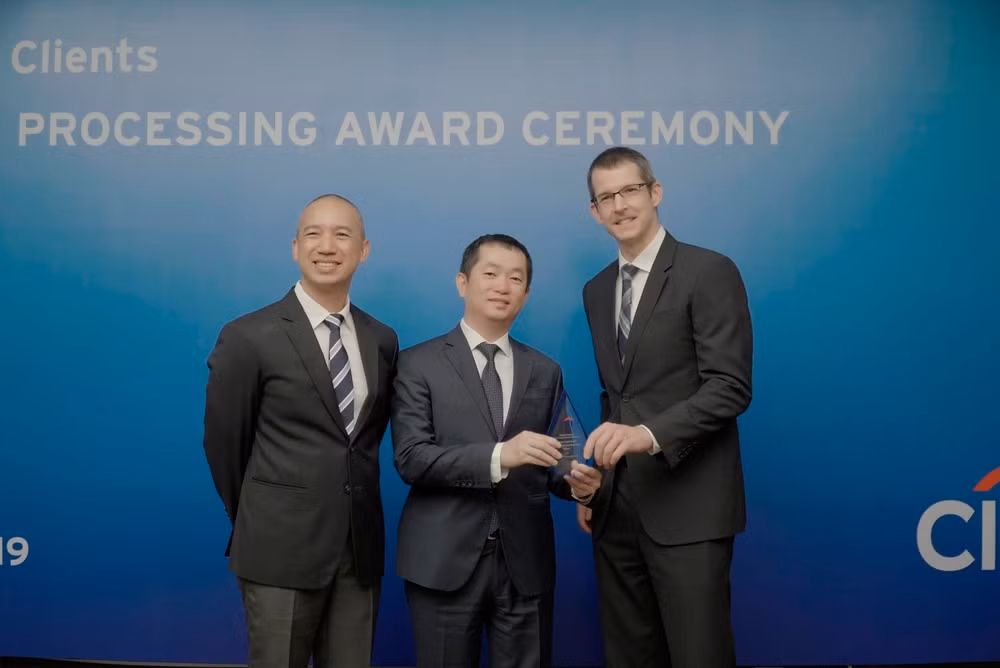 Ông Nguyễn Hướng Minh - Phó Tổng Giám đốc Eximbank (ở giữa) đã tiếp nhận giải thưởng này từ đại diện Citibank - ông Tawal (Tony) Chaikwang - Director, Regional Sales Head, Citi Treasury & Transaction Services (bên trái) và ông Jared Mecham, Director, Treasury & Trade Solutions Head, Citibank, Vietnam (bên phải)