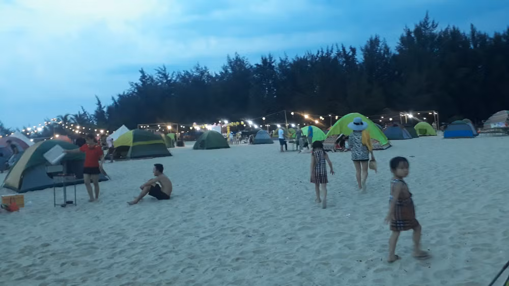 Lượng khách đến biển Tân Cảnh Dương. Ảnh: Cái Văn Long