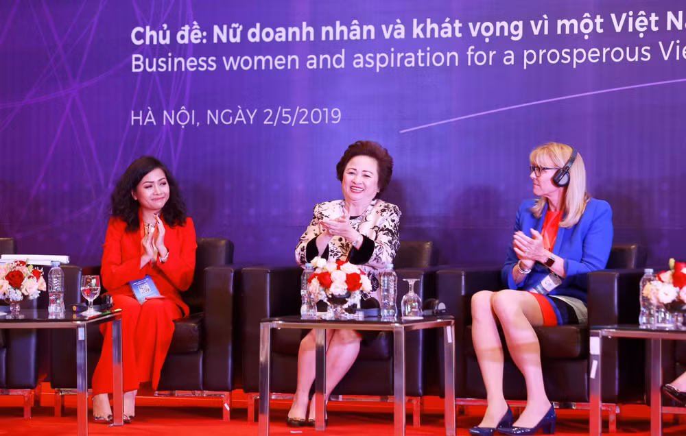 Các nữ doanh nhân chia sẻ những kinh nghiệm trong quản trị doanh nghiệp. Ảnh: Cẩm Hương
