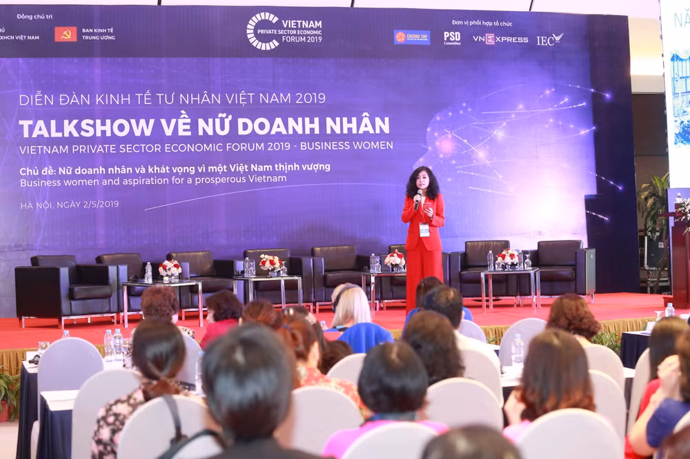 Bà Trần Uyên Phương, Phó Tổng giám đốc Tập đoàn Tân Hiệp Phát chia sẻ tại buổi tọa đàm. Ảnh: Cẩm Hương
