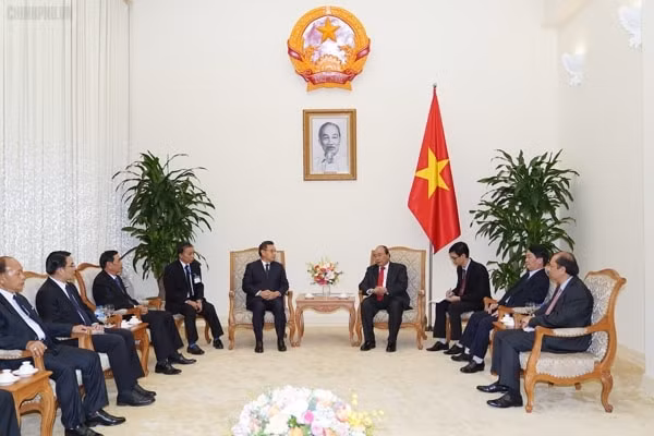 Thủ tướng Nguyễn Xuân Phúc tiếp Đoàn đại biểu cấp cao Lào do Chủ tịch Trung ương Mặt trận Lào xây dựng đất nước Saysomphone Phomvihane dẫn đầu. Ảnh: VGP
