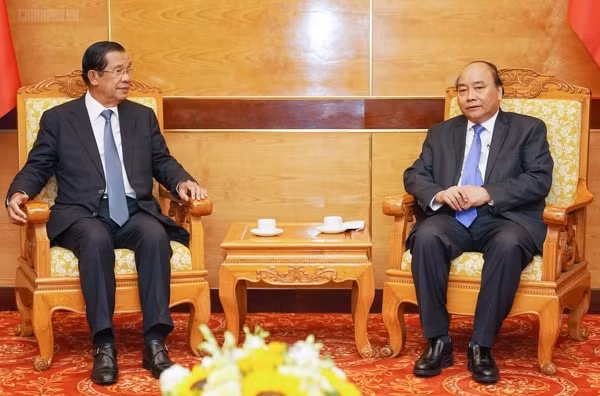 Thủ tướng Nguyễn Xuân Phúc tiếp Đoàn đại biểu cấp cao Campuchia do Thủ tướng Vương quốc Campuchia Hun Sen dẫn đầu. Ảnh: VGP