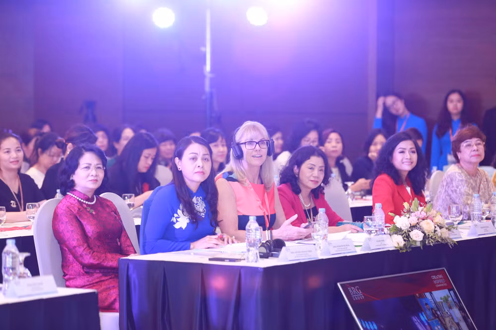 Phó Chủ tịch nước và các đại biểu tham dự buổi tọa đàm. Ảnh: Cẩm Hương