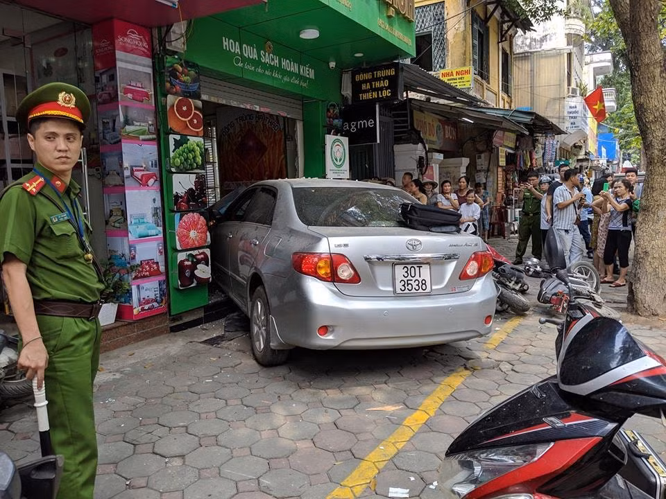 Vụ tai nạn liên hoàn xảy ra vào khoảng 9h40 ngày 9/4, tại khu vực trước nhà số 84 phố Lò Đúc (quận Hai Bà Trưng, TP. Hà Nội). Ảnh: Vietnamnet