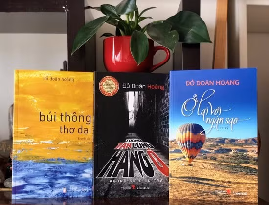 3 cuốn sách: “Trong tận cùng hang ổ”, “Búi Thông thơ dại”, “Ở lại với ngàn sao” của nhà báo Đỗ Doãn Hoàng. Ảnh: PV