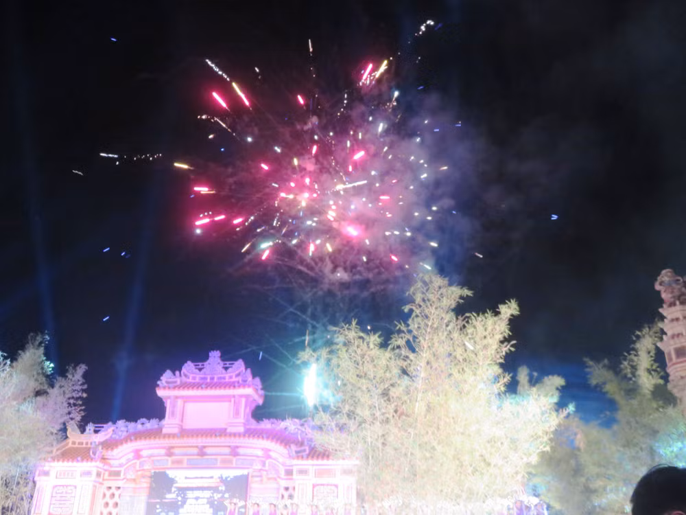 Bắn pháo hoa tại Festival nghề truyền thống Huế 2019. Ảnh: Cái Văn Long
