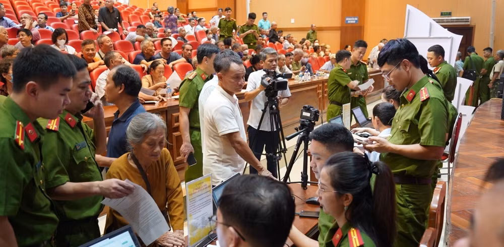 Thân nhân liệt sĩ chưa xác định danh tính đến thu nhận ADN tại điểm thu nhận Nhà Thiếu nhi tỉnh Thái Nguyên. Nguồn: Công an tỉnh Thái Nguyên